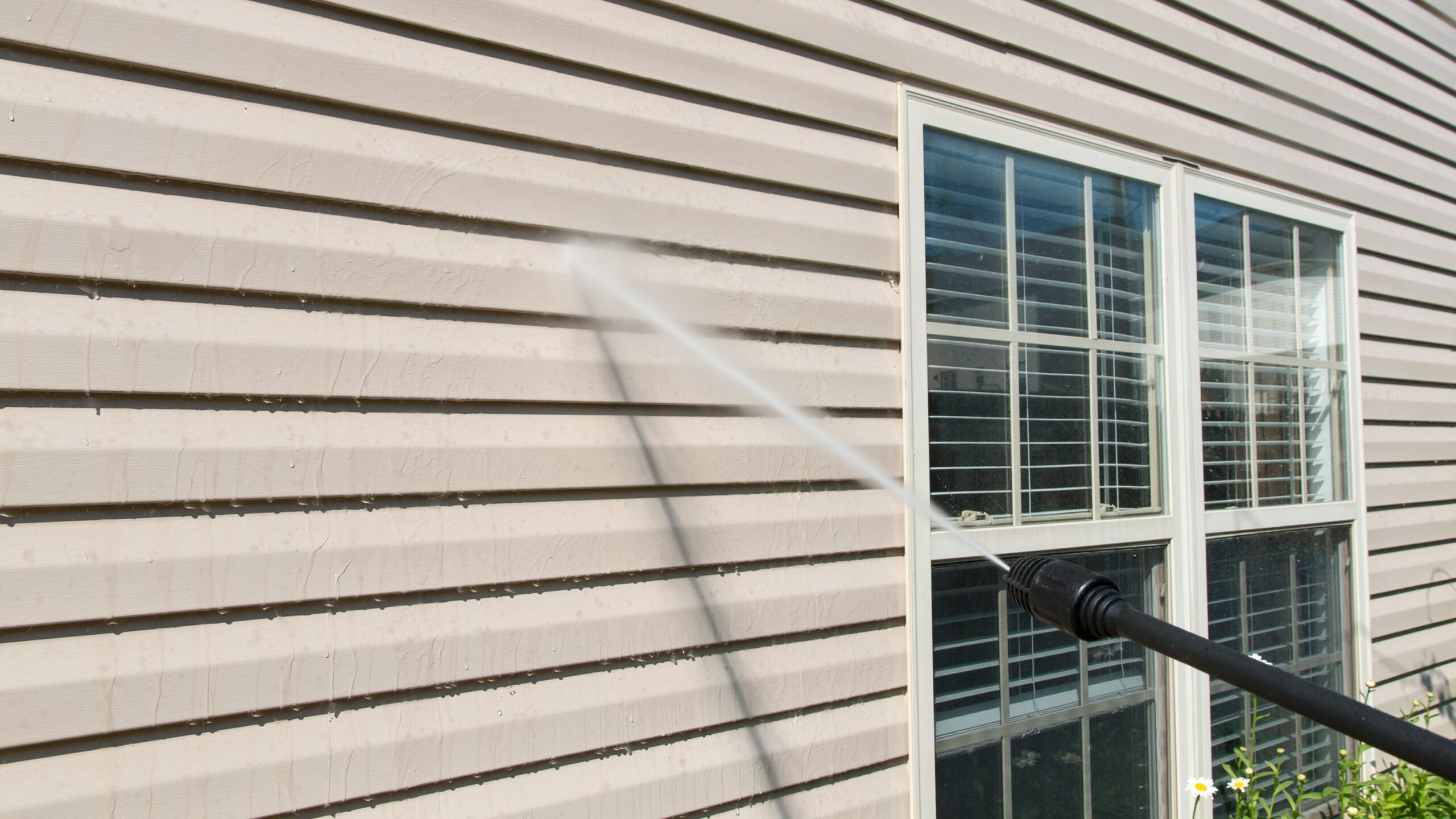 House wall siding cleaning with high pressure water